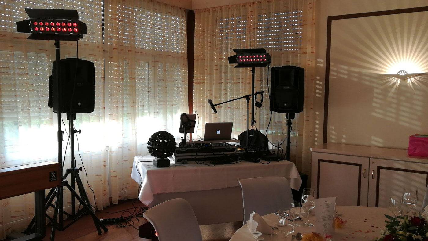 Hochzeits-DJ buchen und Feiern